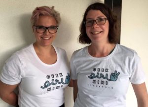 Karin Nygårds och Marie Gustafsson Friberger med Geek Girl Mini t-shirts.